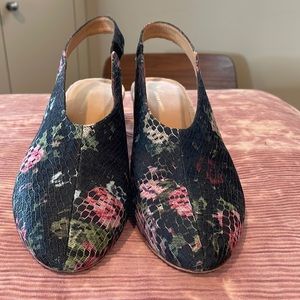 💥Priced to sell💥
NO OFFERS 

Anthropologie Heels size 8 - 39